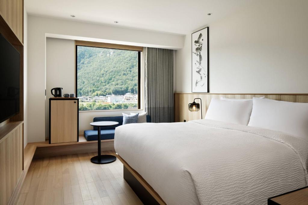 Postel nebo postele na pokoji v ubytování Fairfield by Marriott Gifu Mino