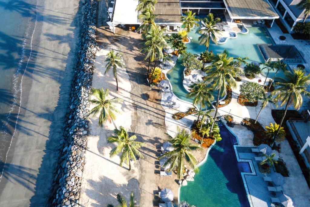 z góry widok na ośrodek z palmami i wodą w obiekcie Sheraton Fiji Golf & Beach Resort w mieście Denarau