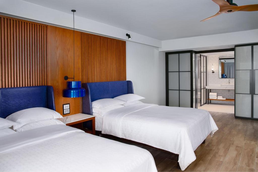 Postel nebo postele na pokoji v ubytování Sheraton Fiji Golf & Beach Resort