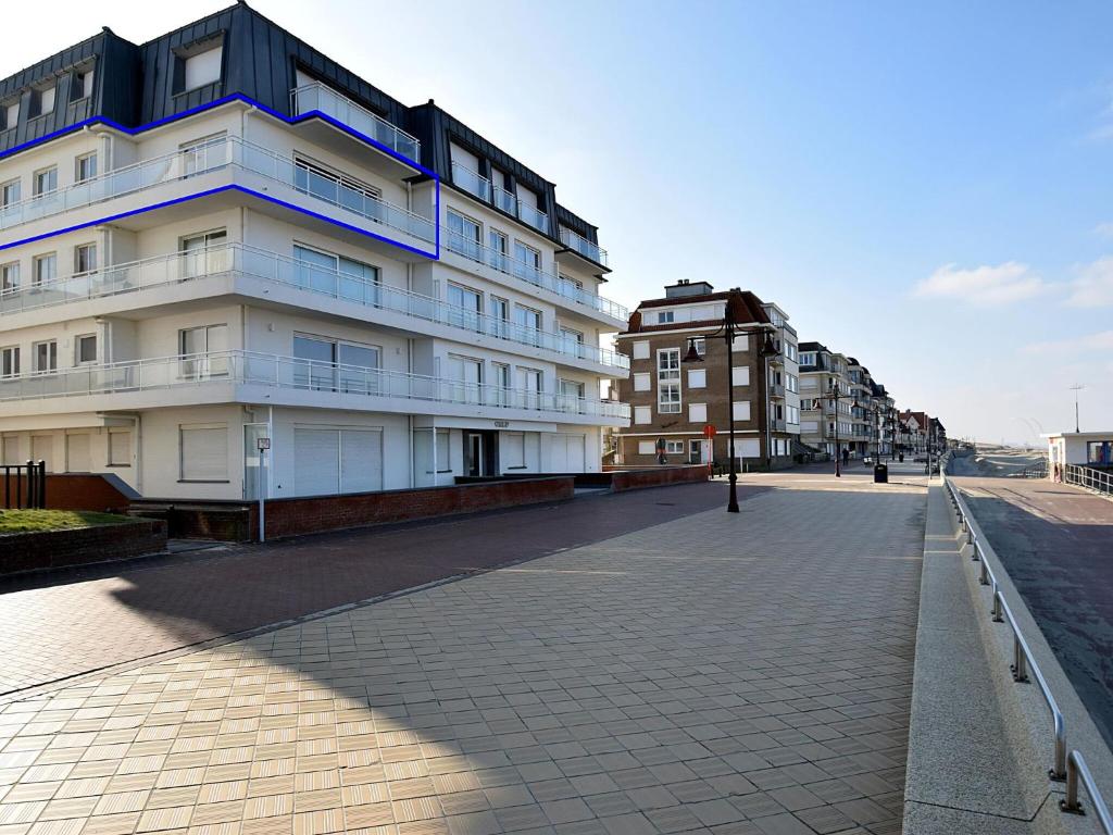 een gebouw aan de straatkant bij Golf 0301 apartment with modern kitchen by the sea in De Haan