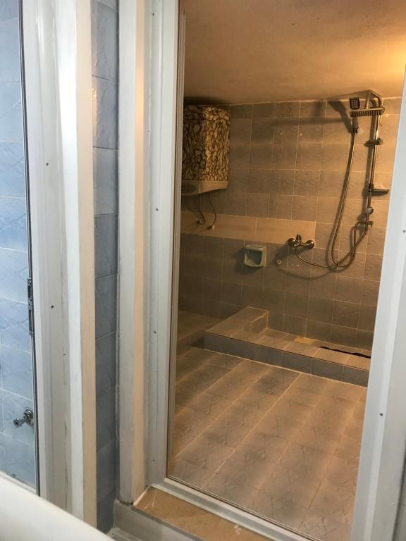 eine Dusche mit Glastür im Bad in der Unterkunft Guesthouse Dolunay in Ayder Yaylasi