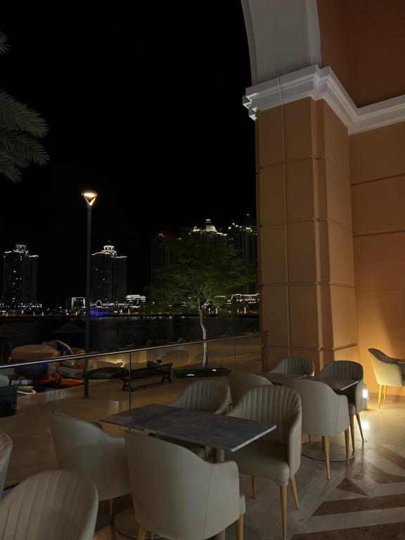 Posezení v ubytování Beachfront Luxury Apartment-Pearl Island شقه مطله على الشاطئ بجزيرة اللؤلؤه