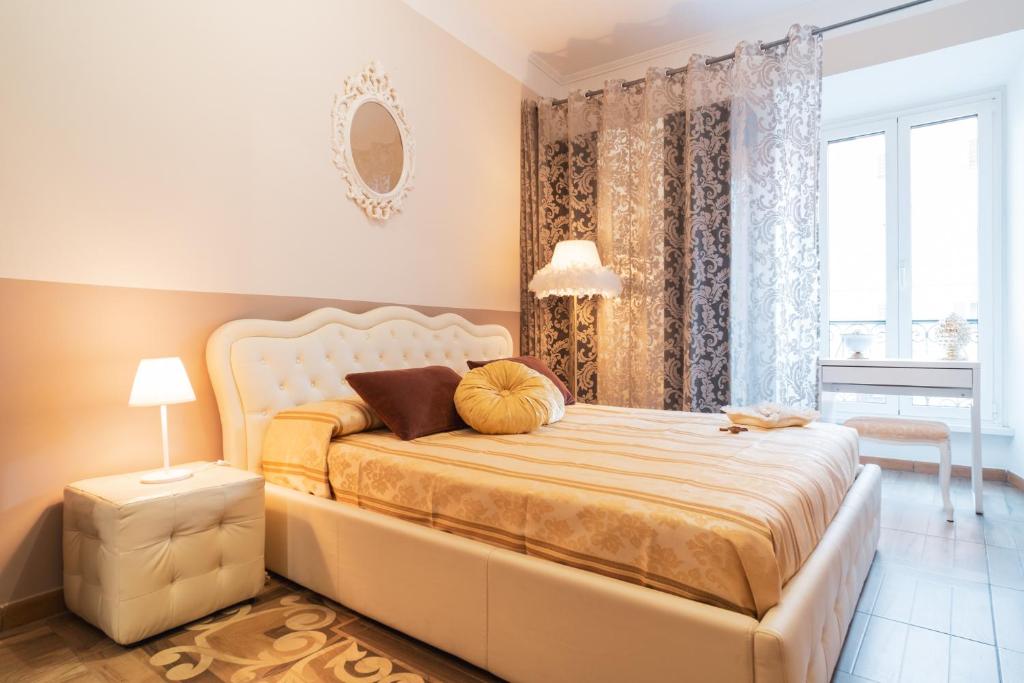 a bedroom with a large bed and a window at Royal Rooms - Elegante appartamento nel cuore di Roma in Rome