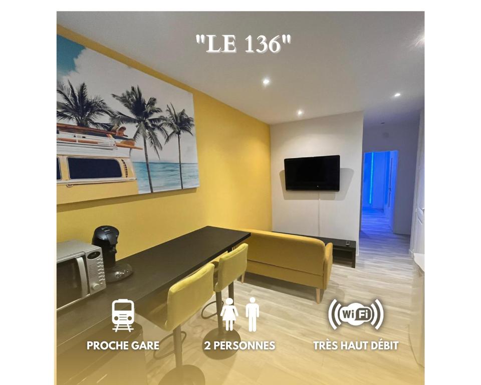 Cette chambre dispose d'une table, d'une télévision et d'un canapé. dans l'établissement Le 136 B, à Grenoble