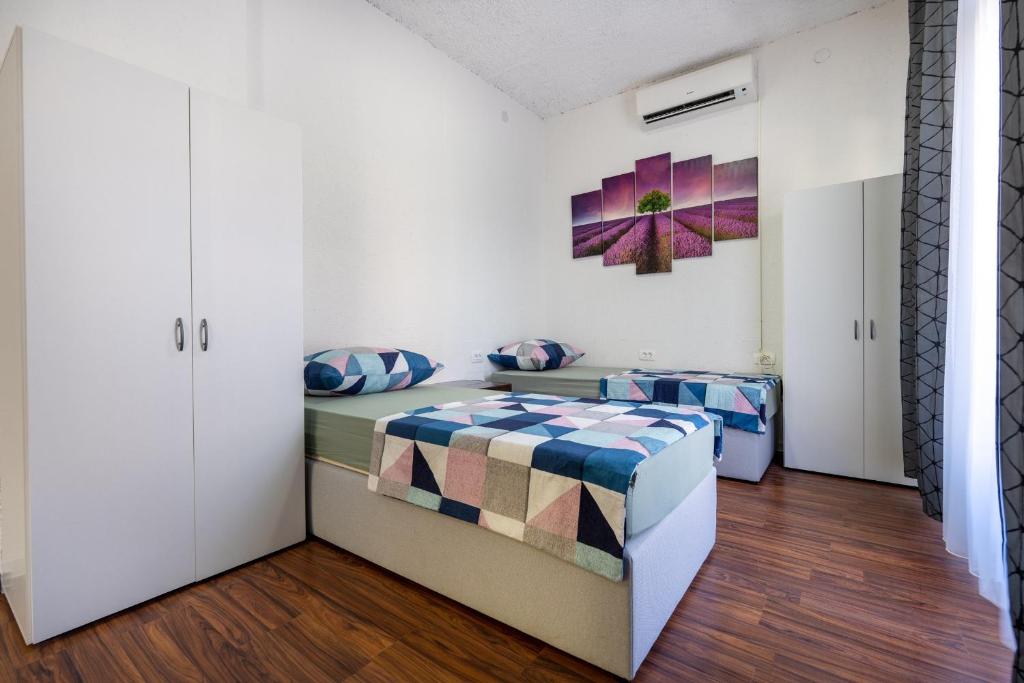 a bedroom with a bed and a painting on the wall at Apartment Lavanda Neum in Neum