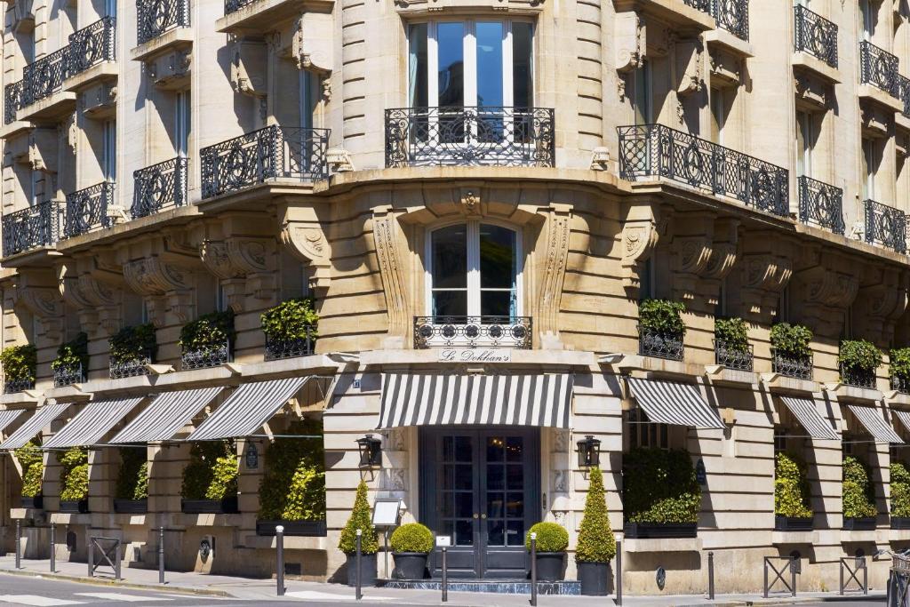 パリにあるLe Dokhan's Paris Arc de Triomphe, a Tribute Portfolio Hotelのバルコニー付きの建物