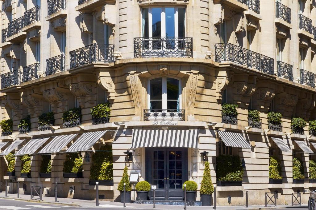 un edificio con balcones en un lateral en Le Dokhan's Paris Arc de Triomphe, a Tribute Portfolio Hotel, en París