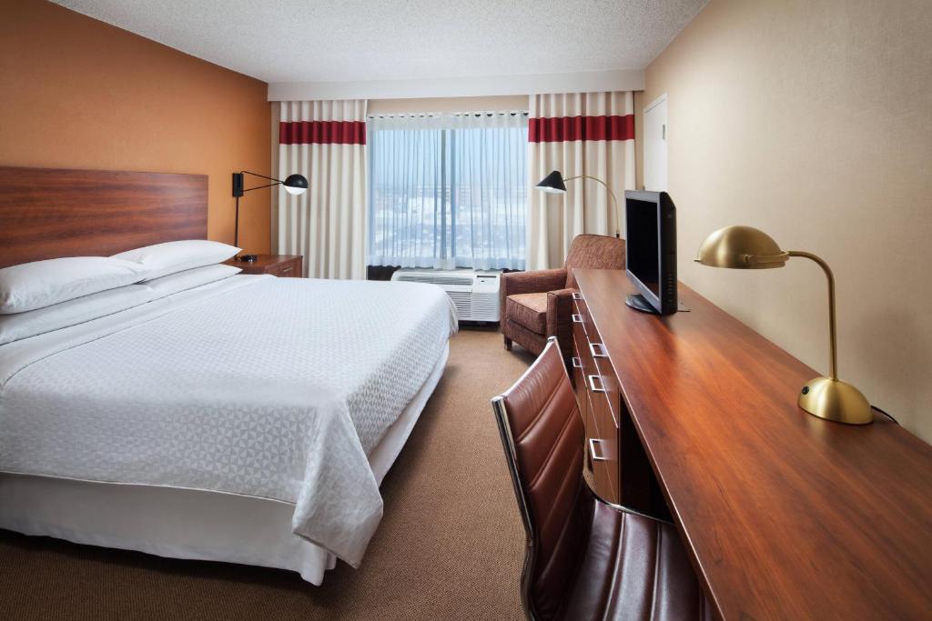 Four Points by Sheraton Los Angeles International Airport - Larger King Room