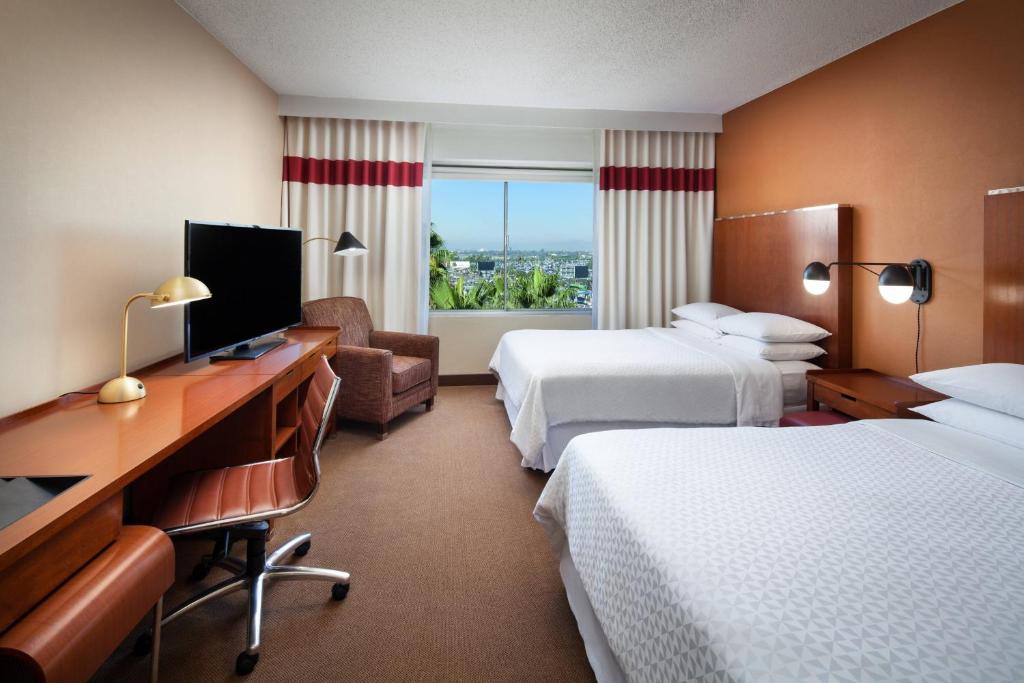 Four Points by Sheraton Los Angeles International Airport - Larger Queen Room With Two Queen Beds