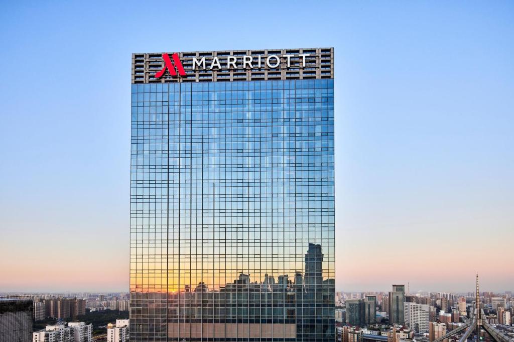 un edificio con un cartel marriott encima en Shenyang Marriott Hotel en Shenyang