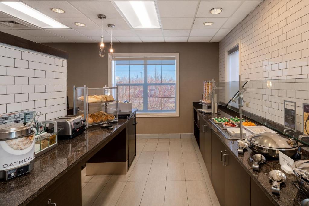 una gran cocina con un montón de comida en los mostradores en Residence Inn by Marriott Boulder Broomfield, en Louisville
