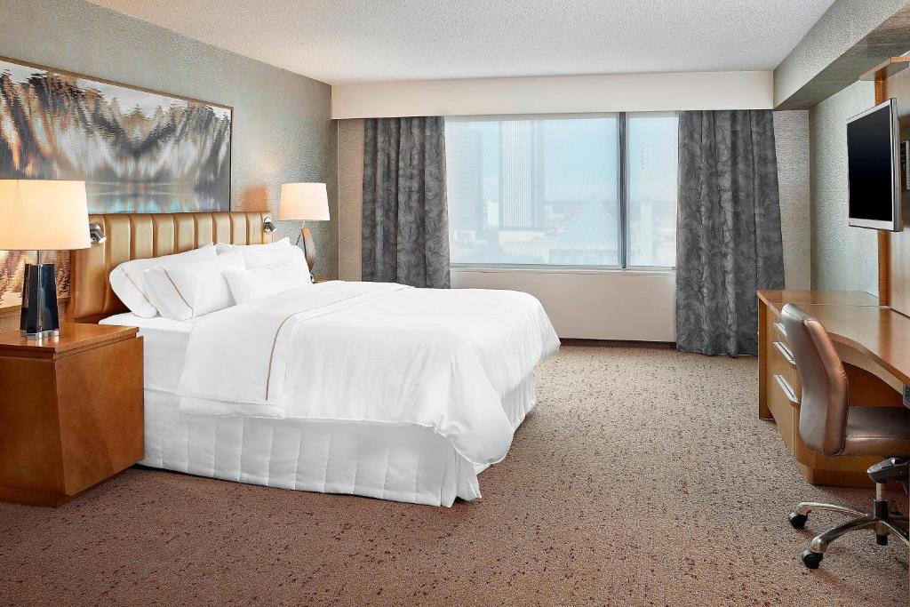 Postel nebo postele na pokoji v ubytování The Westin Edmonton