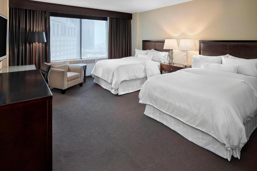 Postel nebo postele na pokoji v ubytování The Westin Edmonton