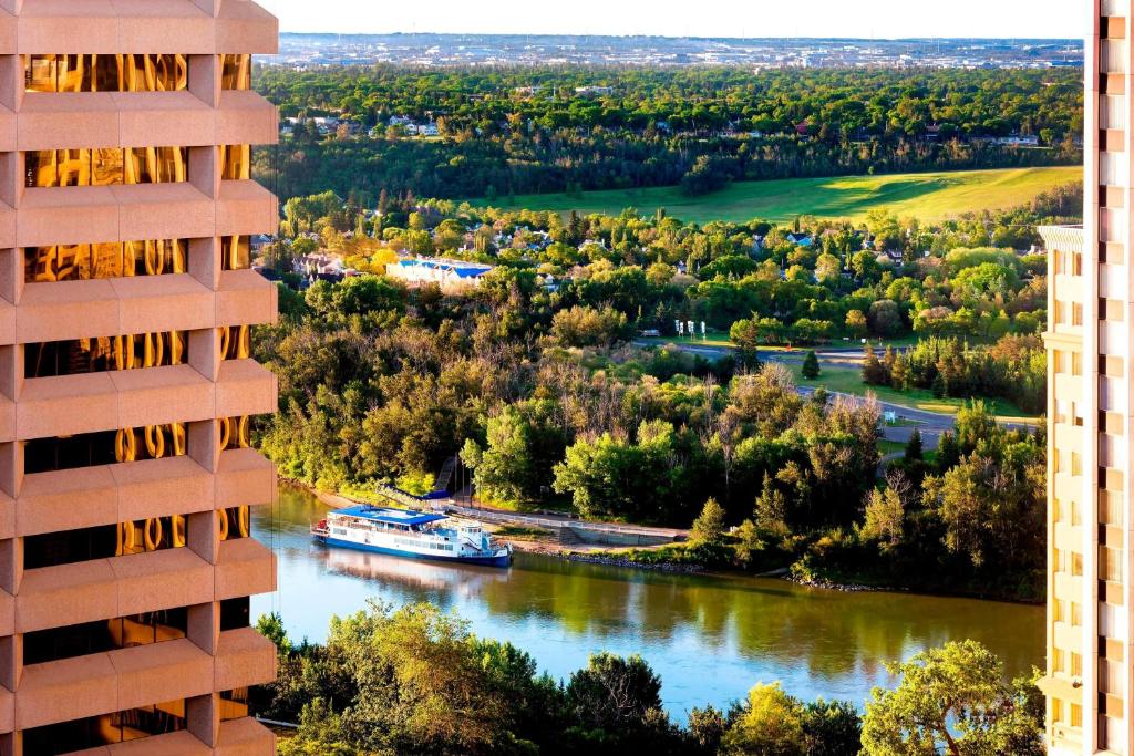 Výhled na řeku, která protéká v blízkosti hotelu