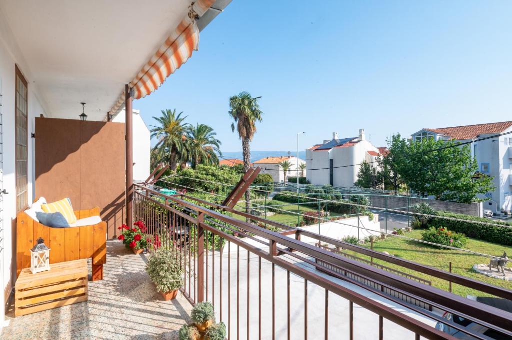 un balcon d'une maison avec une clôture et des plantes dans l'établissement Sea View Apartment Ana, à Podstrana