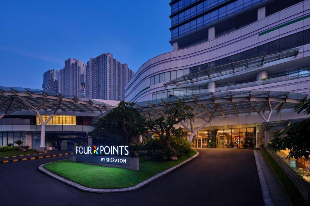 um edifício com uma placa que lê roop pontos recepção em Four Points by Sheraton Surabaya, Pakuwon Indah em Surabaia