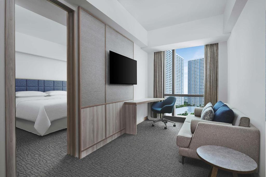 Postel nebo postele na pokoji v ubytování Four Points by Sheraton Surabaya, Pakuwon Indah