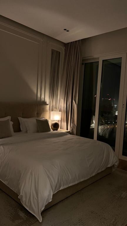 Postel nebo postele na pokoji v ubytování Beachfront Luxury Apartment-Pearl Island شقه مطله على الشاطئ بجزيرة اللؤلؤه