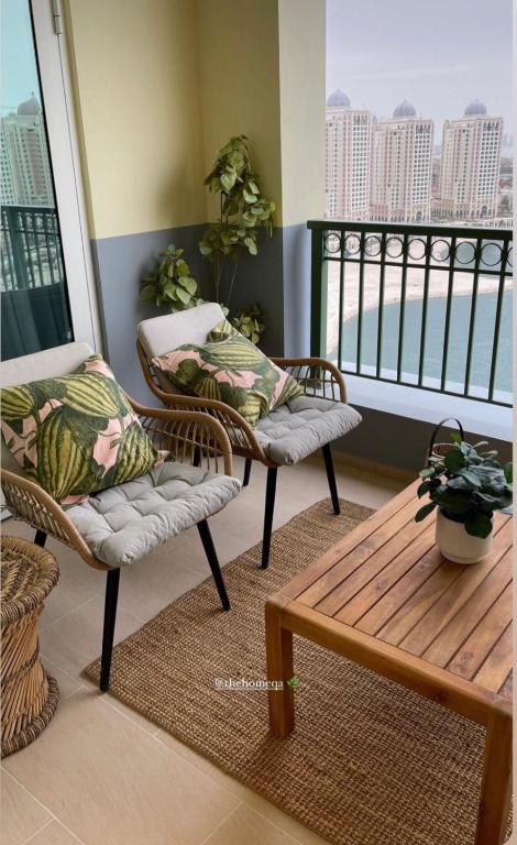 Balkón nebo terasa v ubytování Beachfront Luxury Apartment-Pearl Island شقه مطله على الشاطئ بجزيرة اللؤلؤه
