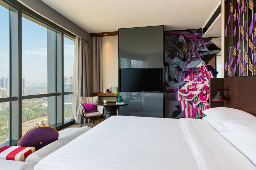 Postel nebo postele na pokoji v ubytování Renaissance Nanning Hotel