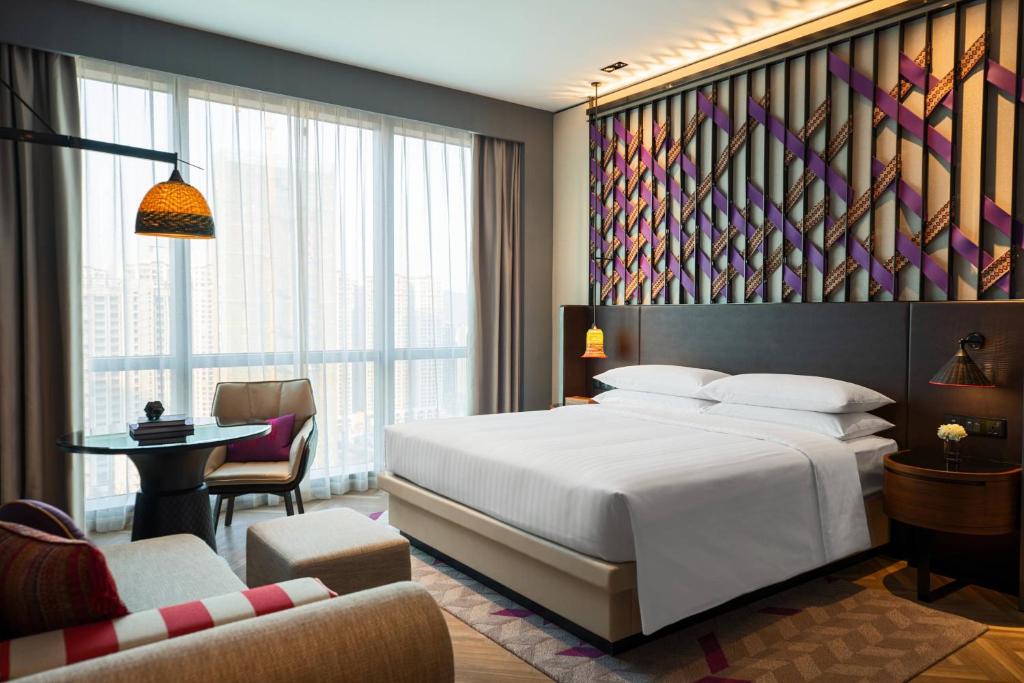 Postel nebo postele na pokoji v ubytování Renaissance Nanning Hotel