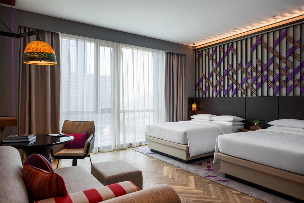 Postel nebo postele na pokoji v ubytování Renaissance Nanning Hotel