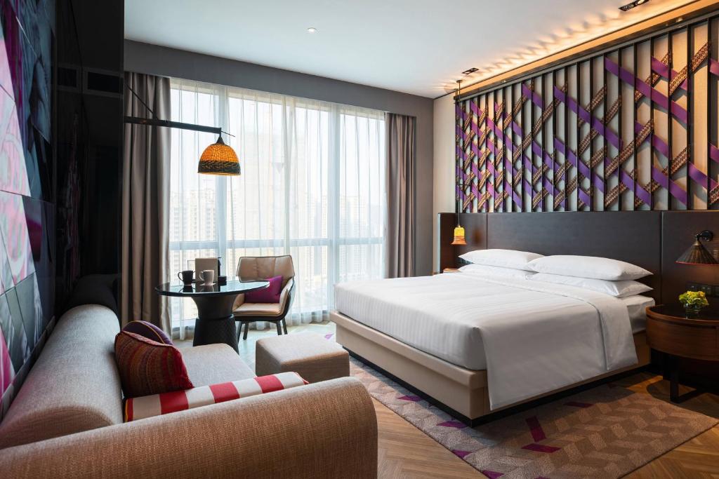 Postel nebo postele na pokoji v ubytování Renaissance Nanning Hotel