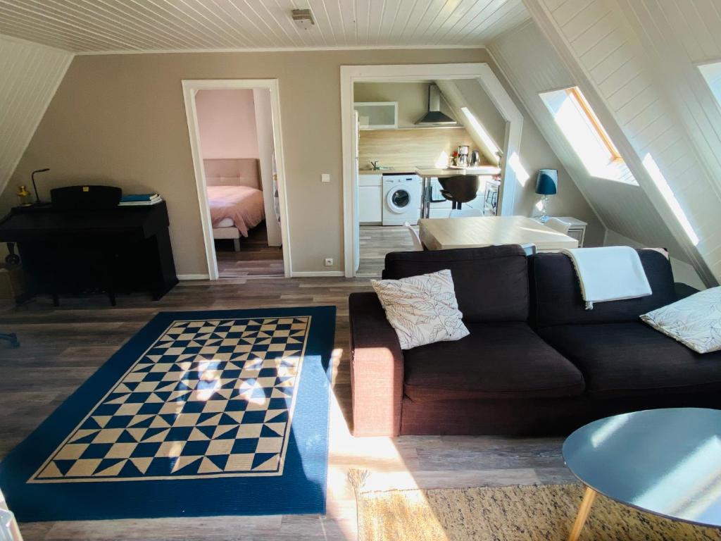 a living room with a couch and a chess board at Joli 2 pièces, climatisé avec terrasse, vue sur les toits, en zone piétonne in Haguenau