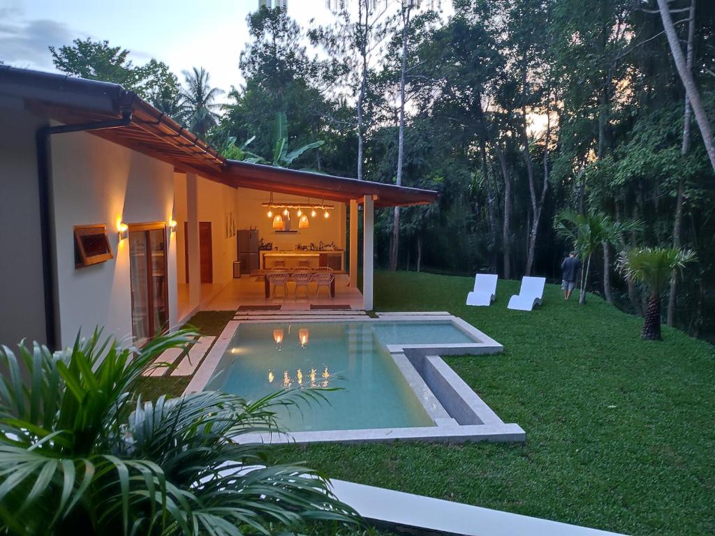 una piscina en el patio trasero de una casa en New Private Pool Villa, en Baan Tai