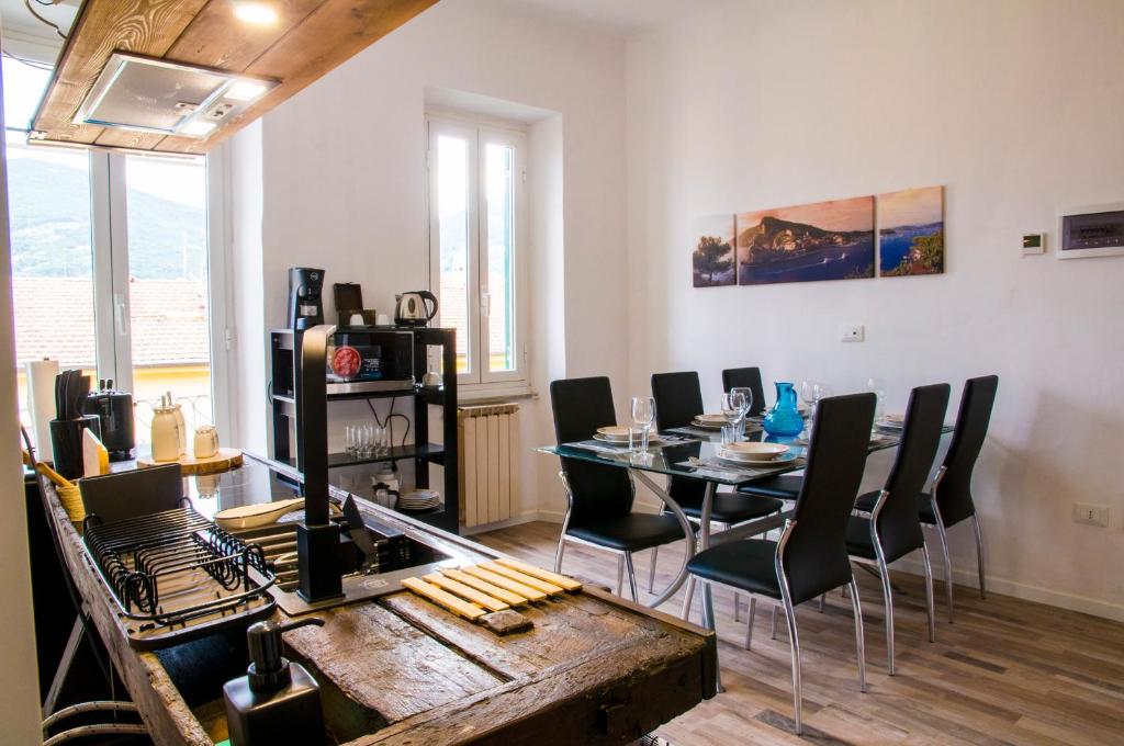 a dining room with a table and chairs at DREAM STATION 5TERRE in La Spezia