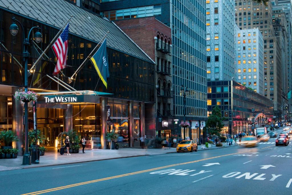 een drukke straat met auto's op de weg bij The Westin New York Grand Central in New York