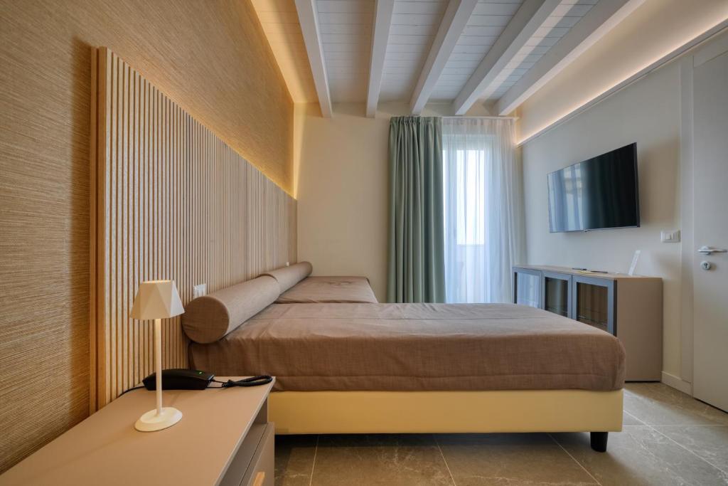 Televízia a/alebo spoločenská miestnosť v ubytovaní Hotel Palazzo del Garda & Spa