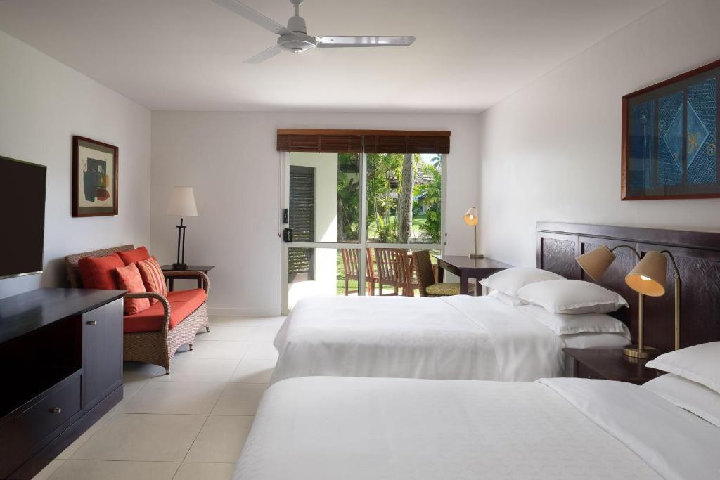 Postel nebo postele na pokoji v ubytování Sheraton Denarau Villas