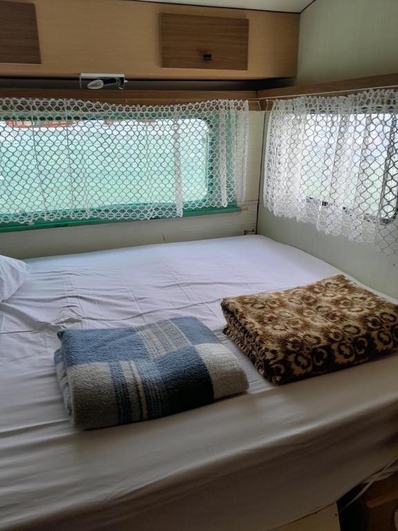 Bett in einem Zimmer mit Fenster in der Unterkunft Kapitalac in Banatska Palanka