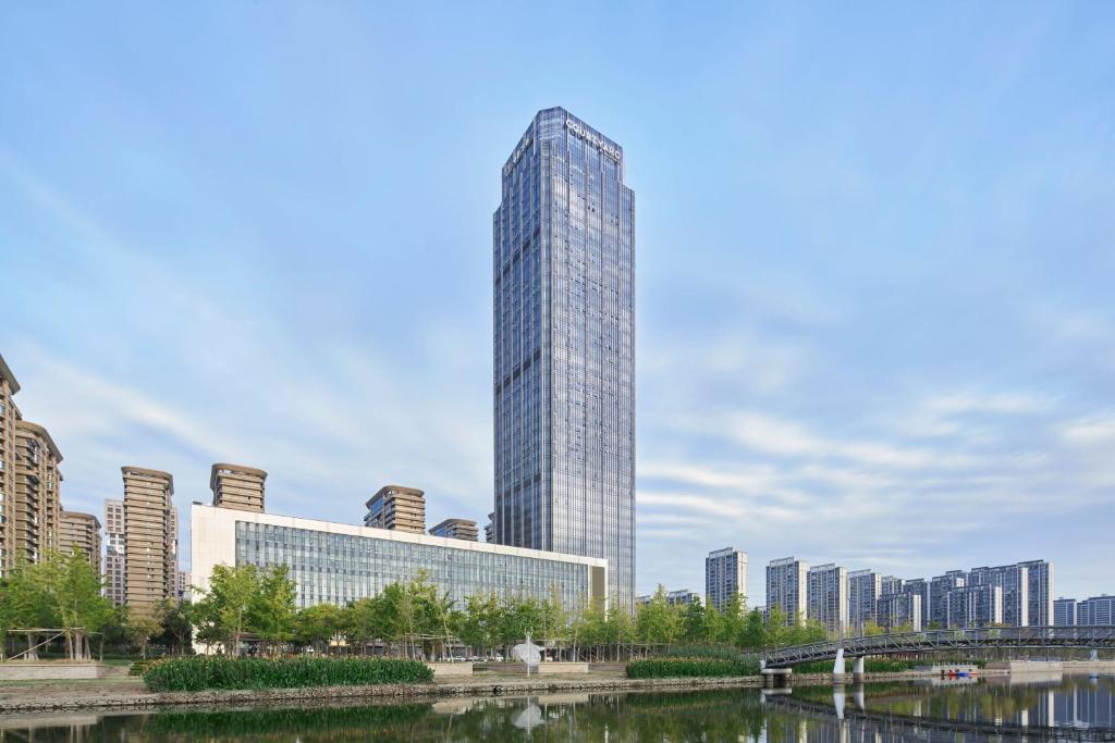 un haut gratte-ciel en face d'une ville dans l'établissement Courtyard by Marriott Wenzhou Yueqing, à Yueqing