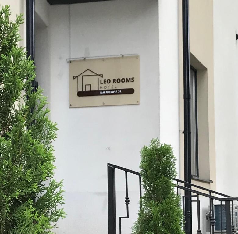 een bord aan de zijkant van een gebouw bij Leo Rooms in Lviv