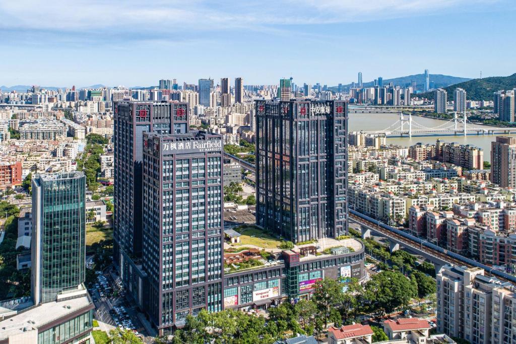 uma vista aérea de uma cidade com edifícios altos em Fairfield by Marriott Zhuhai Xiangzhou em Zhuhai