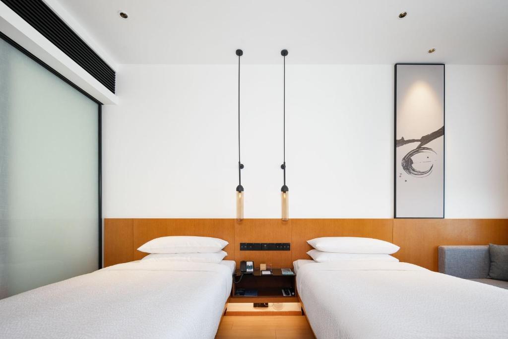 Postel nebo postele na pokoji v ubytování Fairfield by Marriott Zhuhai Xiangzhou