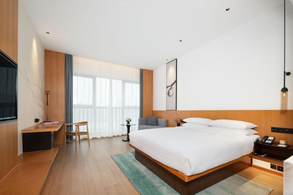 Postel nebo postele na pokoji v ubytování Fairfield by Marriott Zhuhai Xiangzhou