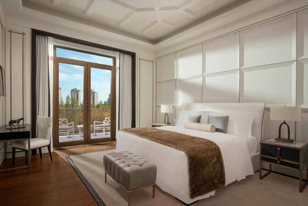 Postel nebo postele na pokoji v ubytování The St. Regis Astana