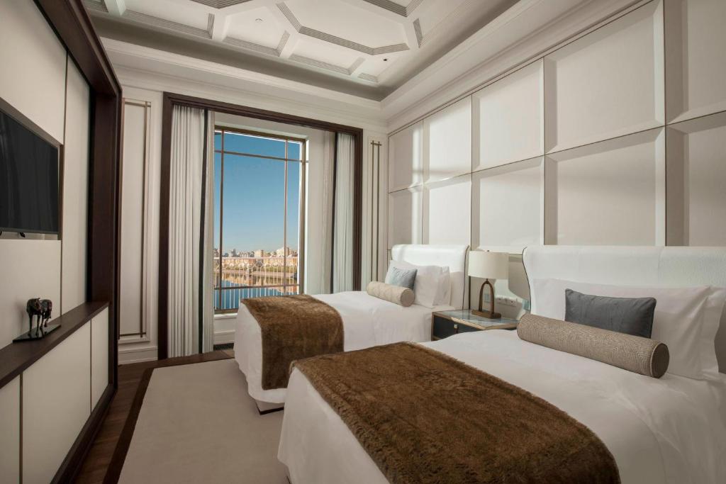 Postel nebo postele na pokoji v ubytování The St. Regis Astana