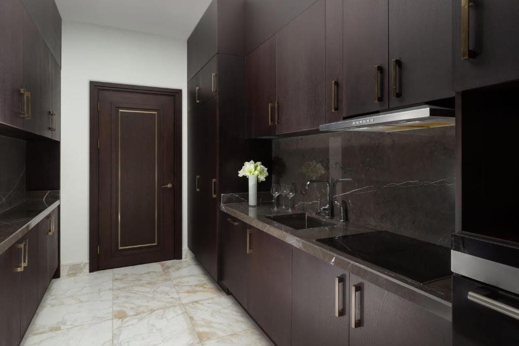 Kuchyň nebo kuchyňský kout v ubytování The St. Regis Astana