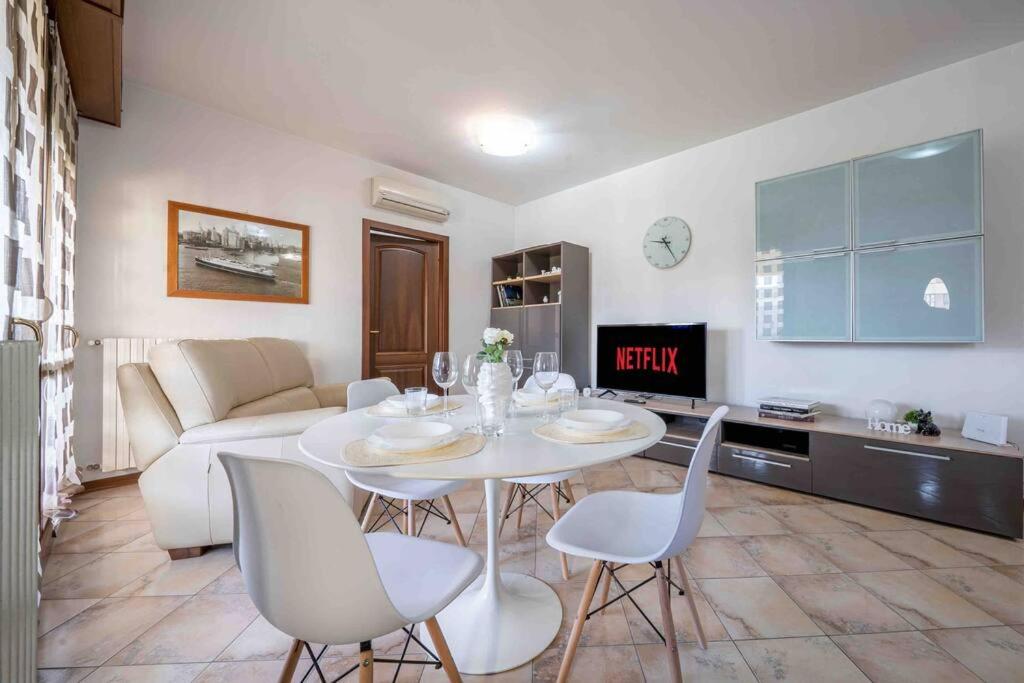 - un salon avec une table et des chaises blanches dans l'établissement [10min dalla Ghirlandina] Love and relax in Modena, à Modène