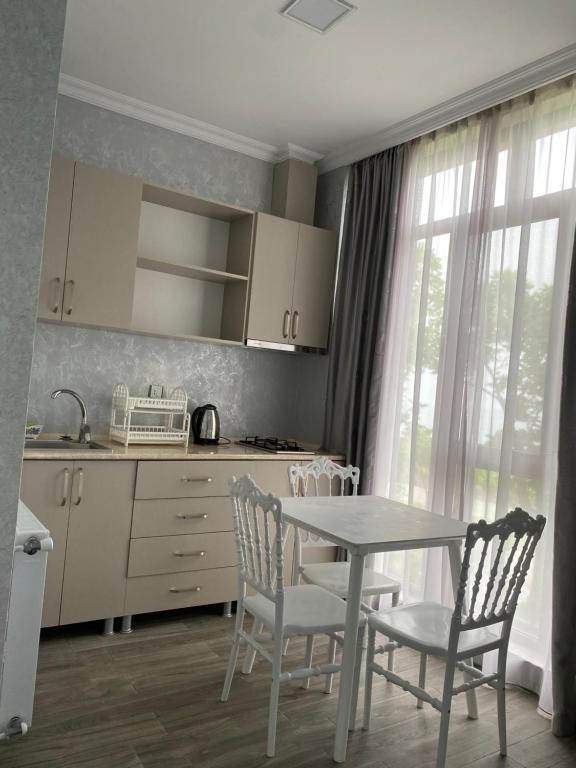 Kuchyň nebo kuchyňský kout v ubytování House on Moryakov 55