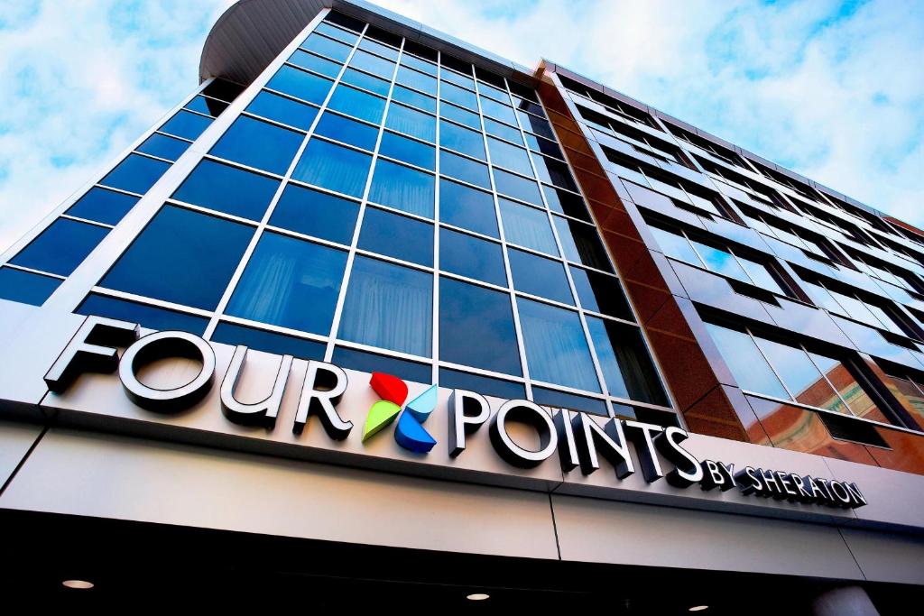 un panneau en quatre points sur le côté d'un bâtiment dans l'établissement Four Points by Sheraton Halifax, à Halifax