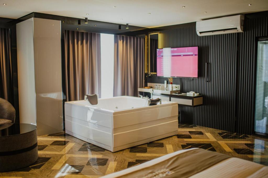 QUALA HOTELS & LOUNGE - Deluxe King Suite