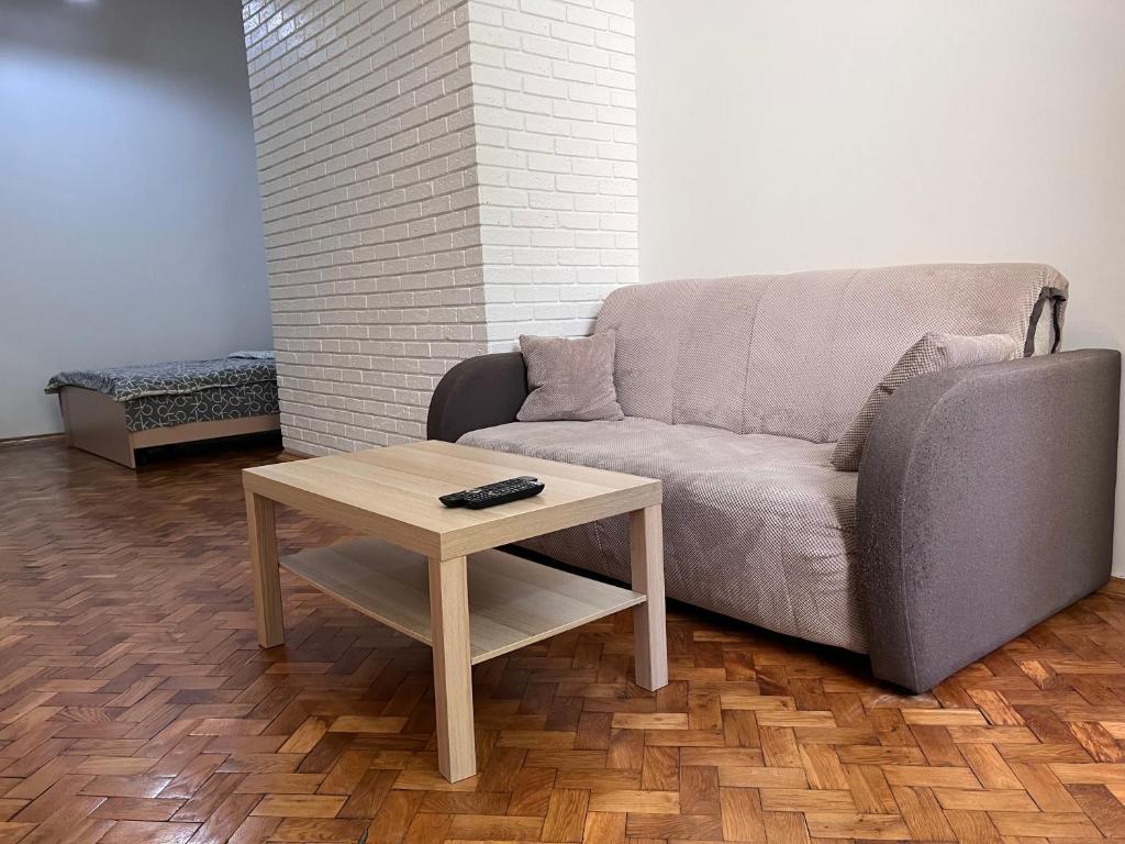 - un salon avec un canapé et une table basse dans l'établissement apartments of Saint Theodore, à Lviv