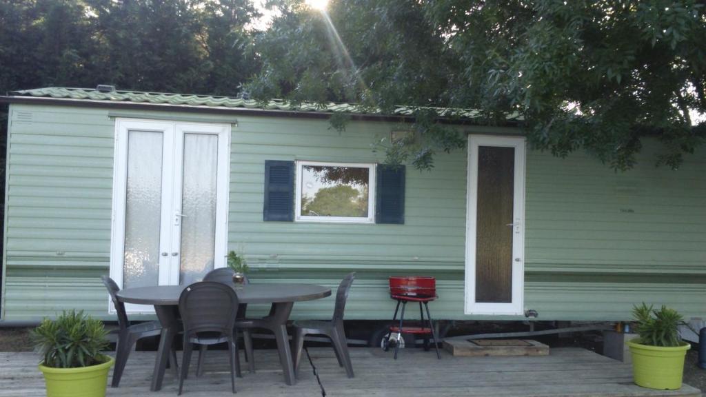 Photo de la galerie de l'établissement Bungalow Chez Gilly, à Boisset-et-Gaujac