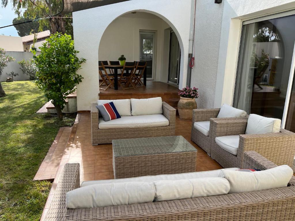 Posedenie v ubytovaní Villa avec magnifique piscine et grand jardin, à 2 pas du golf et de la plage