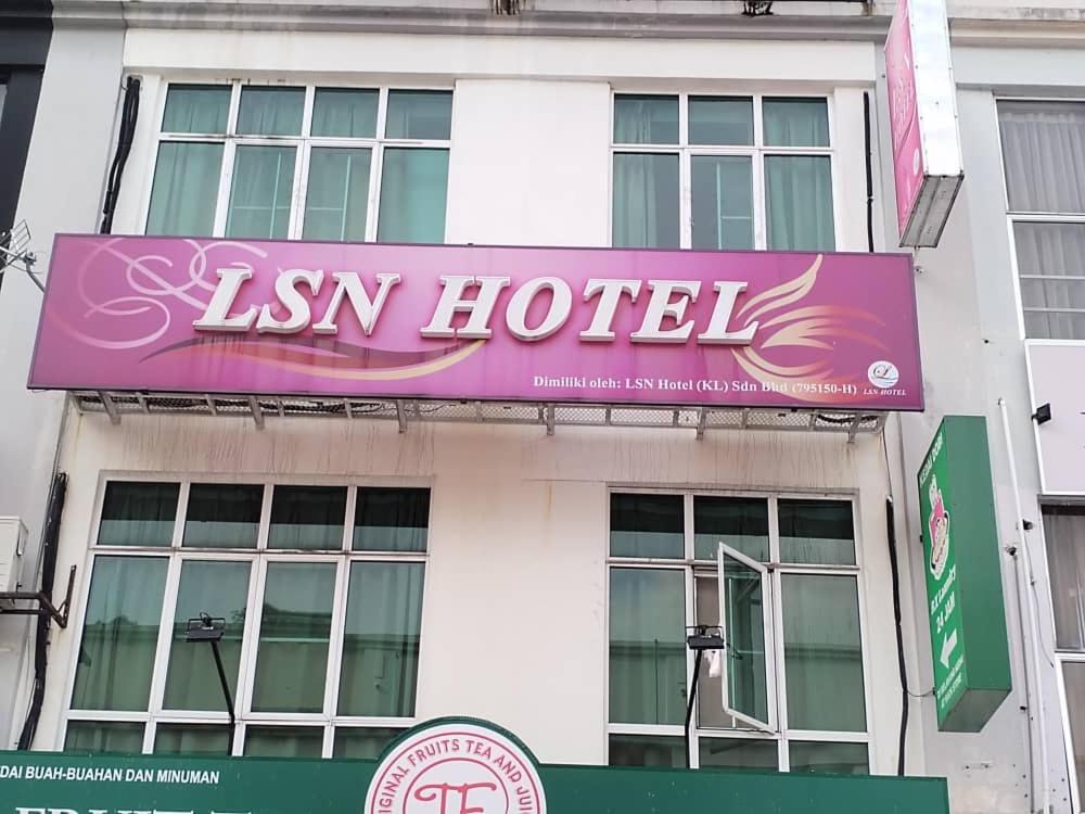 różowy znak hotelowy na boku budynku w obiekcie LSN Hotel (KL) Sdn Bhd w Kuala Lumpur
